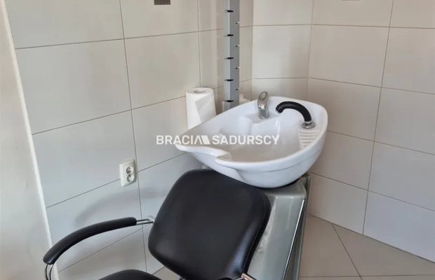 Działający fryzjer odstąpi lokal 64m2