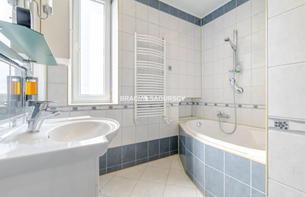 DOM NA SPRZEDAŻ - KRAKÓW, BIEŻANÓW  

 2 niezależne poziomy | ok. 200 m² | 14 arów działki | podpiwniczenie | 2 garaże 

  Dom 