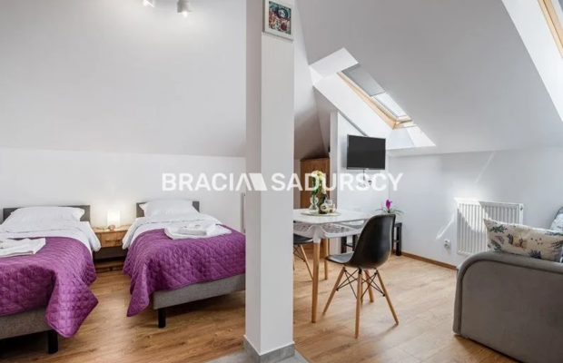 Budynek z 6 niezależnymi apartamentami.
