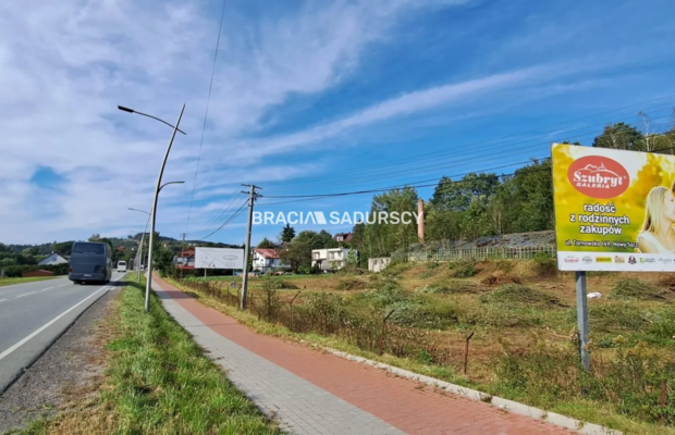 Działka pod usługi lub zabudowe jednorodzinną