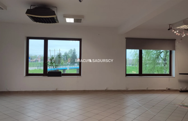 Lokal do wynajęcia w Centrum miejscowości Radziszów.   
Mam przyjemność zaoferować Państwu lokal do wynajęcia  o powierzchni 10