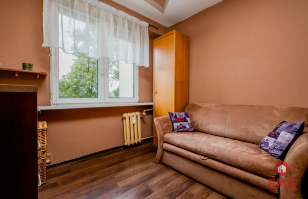 Trzy pokoje, duży balkon, do wejścia.