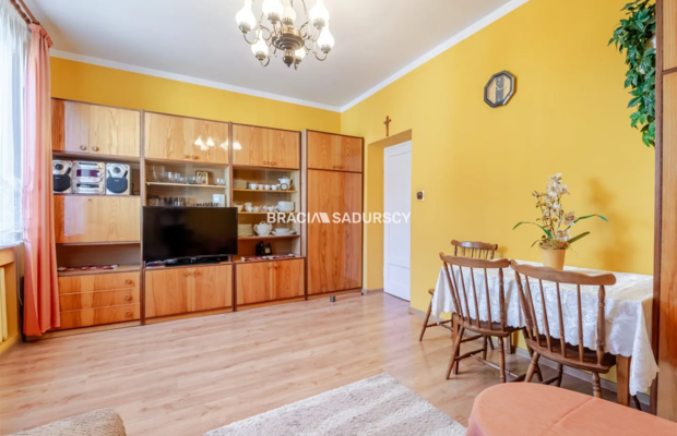DOM NA SPRZEDAŻ - KRAKÓW, BIEŻANÓW  

 2 niezależne poziomy | ok. 200 m² | 14 arów działki | podpiwniczenie | 2 garaże 

  Dom 