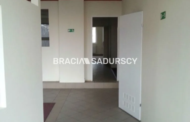 *Zdjęcia należą do właściciela oferty.  
 
Polecamy do wynajęcia lokal o powierzchni 265 m2, usytuowany na I piętrze budynku pr