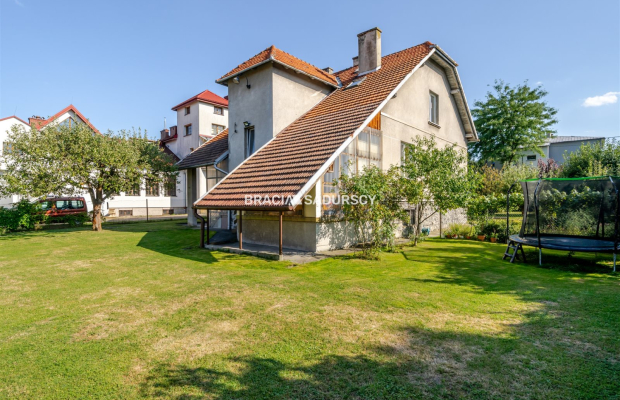 DOM NA SPRZEDAŻ - KRAKÓW, BIEŻANÓW  

 2 niezależne poziomy | ok. 200 m² | 14 arów działki | podpiwniczenie | 2 garaże 

  Dom 
