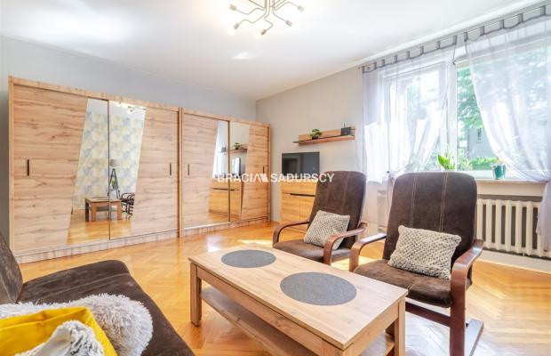 DOM NA SPRZEDAŻ - KRAKÓW, BIEŻANÓW  

 2 niezależne poziomy | ok. 200 m² | 14 arów działki | podpiwniczenie | 2 garaże 

  Dom 