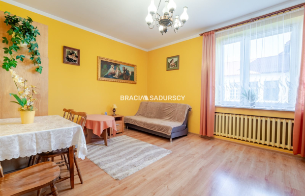 DOM NA SPRZEDAŻ - KRAKÓW, BIEŻANÓW  

 2 niezależne poziomy | ok. 200 m² | 14 arów działki | podpiwniczenie | 2 garaże 

  Dom 
