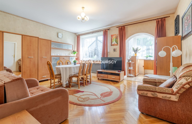DOM NA SPRZEDAŻ - KRAKÓW, BIEŻANÓW  

 2 niezależne poziomy | ok. 200 m² | 14 arów działki | podpiwniczenie | 2 garaże 

  Dom 