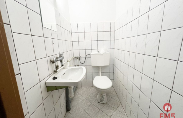 Budynek tuż pod miastem
