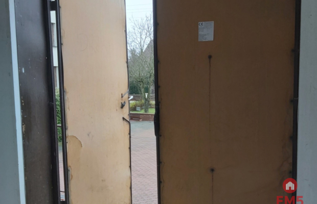 Lokal przy głównej drodze wyjazdowej z miasta