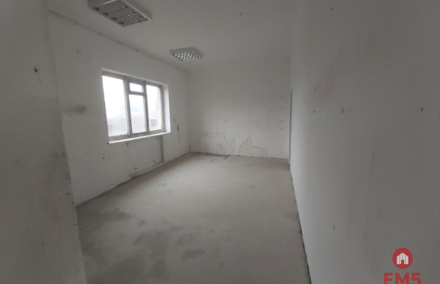 Lokal przy głównej drodze wyjazdowej z miasta