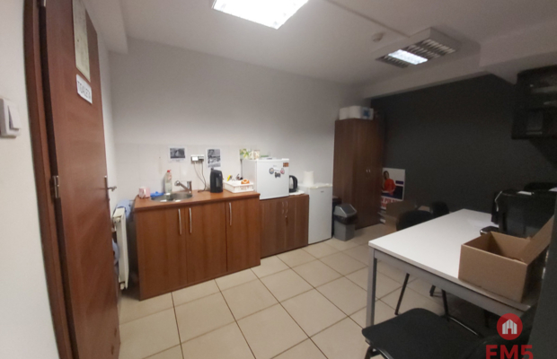 Lokal z witrynami w centrum miasta.