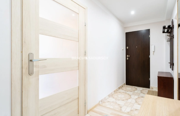 ul.Powstańców – 2 pokoje, osobna kuchnia, balkon