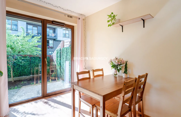 APARTAMENT Z OGRÓDKIEM  41,63 m² - GRZEGÓRZKI - TARASY WIŚLANE  

 Cena: 850 000 zł wraz z komórką lokatorską. 

 Na sprzedaż k