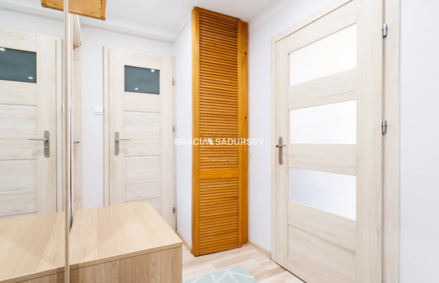ul.Powstańców – 2 pokoje, osobna kuchnia, balkon