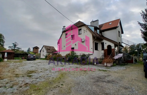 Na sprzedaż przestronny, trzykondygnacyjny dom położony w Piławie Dolnej, na działce o powierzchni 20 arów. Nieruchomość o powi