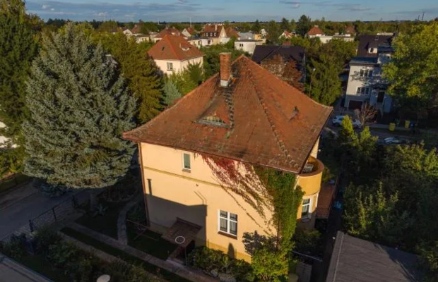 Klasyczna przedwojenna willa miejska z ogrodem