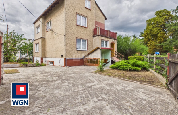 Nowe Miasteczko, dom, 6 pokoi, 190 m2, sprzedam, 650 000 zł.  
  
Na sprzedaż wolnostojący dom o powierzchni ok. 190 m2, położo