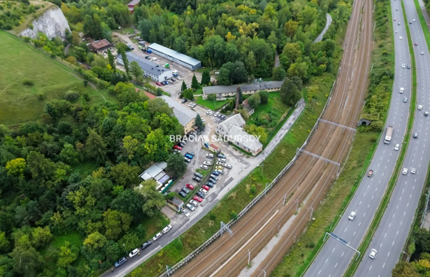 Działka z wynajętym budynkiem przy kopcu Kraka
