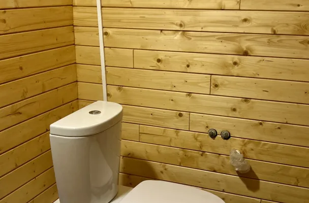 Drewniany dom premium nad stawem | 1 ha | Sauna |