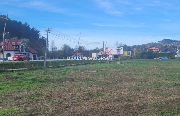Działka pod usługi lub zabudowe jednorodzinną