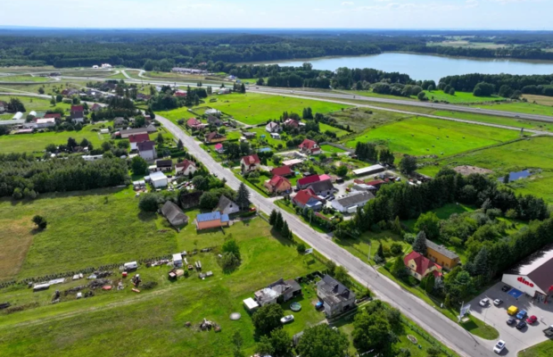 Dom wolnostojący, bud. gosp. i 2 działki
