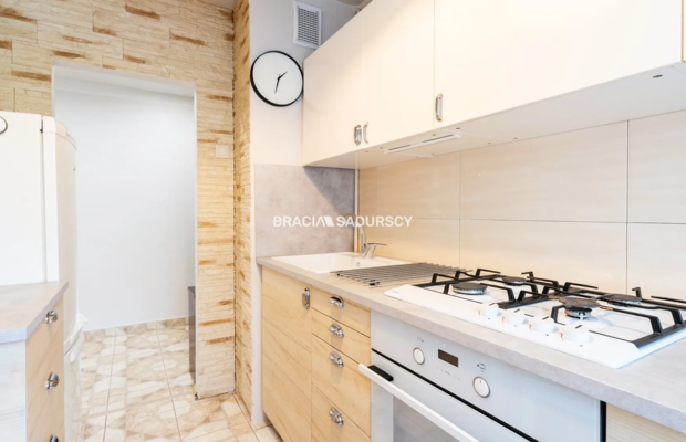 ul.Powstańców – 2 pokoje, osobna kuchnia, balkon