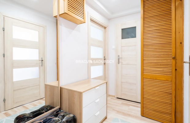 ul.Powstańców – 2 pokoje, osobna kuchnia, balkon