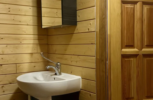 Drewniany dom premium nad stawem | 1 ha | Sauna |