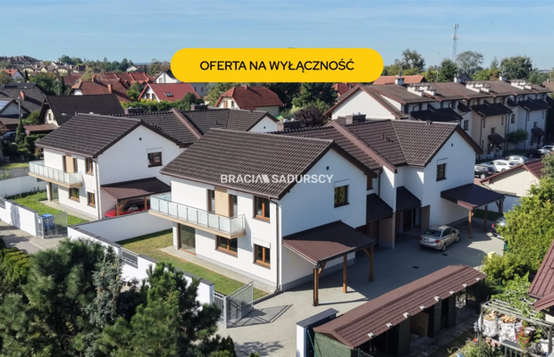 Niepołomice dom w zabudowie bliźniaczej, zlokalizowany w cichej dzielnicy Niepołomic. Nieruchomość o powierzchni całkowitej oko