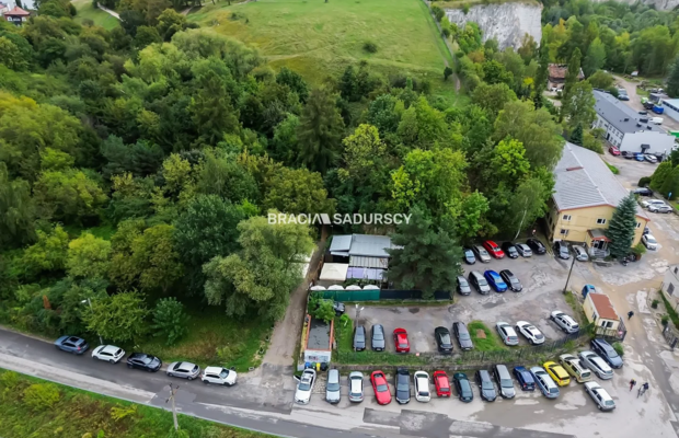 Działka z wynajętym budynkiem przy kopcu Kraka