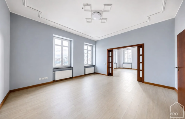 Przestronny apartament w kamienicy z windą