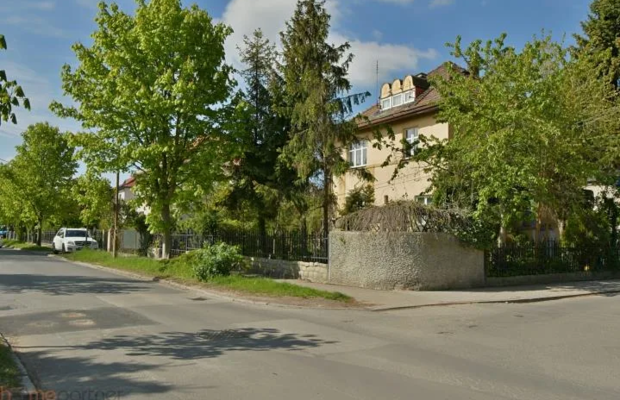 Klasyczna przedwojenna willa miejska z ogrodem