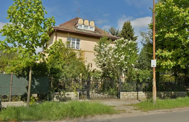 Klasyczna przedwojenna willa miejska z ogrodem