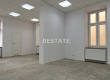 Oferujemy do wynajęcia lokal użytkowy o powierzchni 82 m2, położony na pierwszym piętrze kamienicy w ścisłym centrum Tarnowa. L