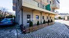 Wygodna kawalerka w apartamentowcu.