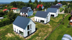 Nowe domy w sąsiedztwie terenów zielonych / Ujazd