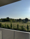 Apartament składa się z salonu z aneksem kuchennym, przestronnej łazienki, miejsca na garderobę, sypialni oraz dużego i komfort
