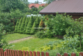 Działka ROD zabudowana budynkiem murowanym.