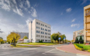 Skarżysko-Kamienna, budynki biurowo-usługowe, 2 438 m2, sprzedam, 1 490 000 PLN netto.  
  
Kompleks budynków biurowo-usługowyc