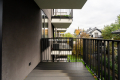 Nowoczesny jasny apartament w otoczeniu zieleni 