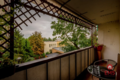 Trzy pokoje, duży balkon, do wejścia.