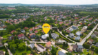 Czteropoziomowy dom z klatką schodową.
