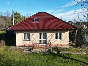 Mały, funkcjonalny dom z 6 arową działką. 