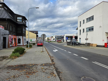 Parterowy lokal z parkingiem – 93 m² pod usługi.