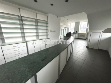 Lokale 140 m2 (parter),104 m2 (piętro)główna ulica