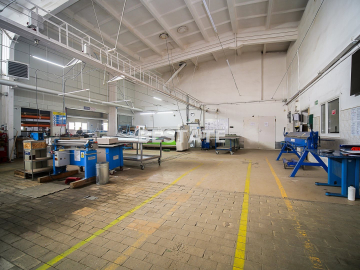 Oferujemy do wynajęcia   halę produkcyjno-magazynową   o powierzchni ok.   450m 2     położoną  w Tarnowie , w okolicy ul. Krak