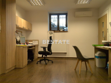 Oferujemy do wynajęcia lokal użytkowy o powierzchni 90 m2 , położony w suterenie wyremontowanej kamienicy w centrum Tarnowa. 
W