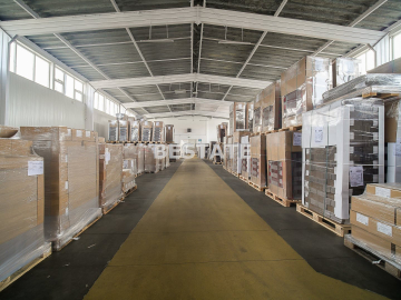 Oferujemy do wynajęcia   halę produkcyjno-magazynową   o powierzchni ok.   450m 2     położoną  w Tarnowie , w okolicy ul. Krak
