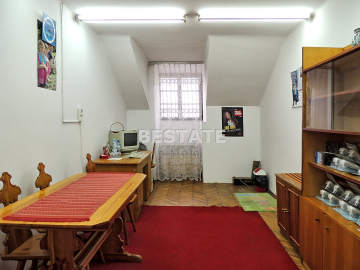 Oferujemy do wynajęcia lokal użytkowy o powierzchni 25,3m2, położony na trzecim piętrze kamienicy w ścisłym centrum Tarnowa. Is